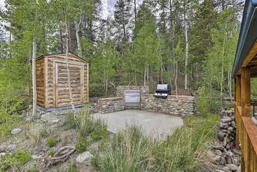 Mökkimajoitus Bright Fairplay Cabin W/ Deck + All Seasons Fun!