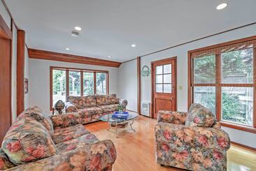 קוטג'' Charming Hyannis Home W/ Deck: Walk To Beach!