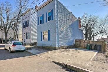 Hus på landet Cincinnati Home W/ Deck & Private Hot Tub!