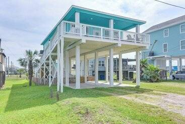 Cabane Coastal Surfside Beach Home W/ Ocean Views!