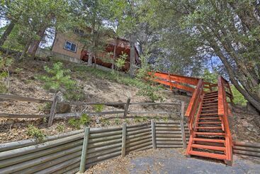 Mökkimajoitus Cozy Lake Arrowhead Cabin W/ Hot Tub & Deck!