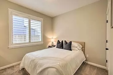 Mökkimajoitus Elegant Escape: Tour Willamette Wine Country!