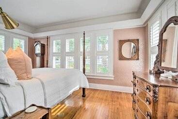 Сельский дом Historic 1891 Ocala Apartment W/ Original Touches!