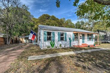 Hus på landet Kerrville  Hill House  W/ Backyard Oasis!