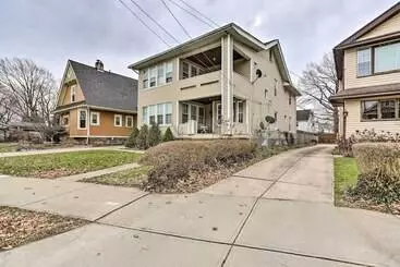 Mökkimajoitus Lakewood Home W/ Yard ~ 8 Mi To Cleveland!