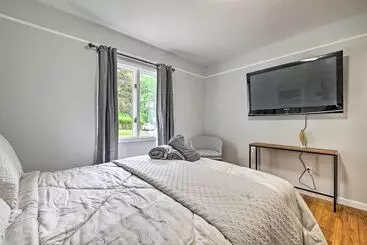 Mökkimajoitus Pocono Home W/ Hot Tub, Fireplace, & Game Room!