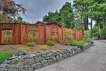 کلبه Quiet & Cozy Eureka Home Near Sequoia Park & Zoo!