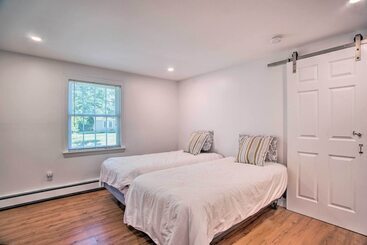 Сельский дом Remodeled East Falmouth Home   Close To Beaches!