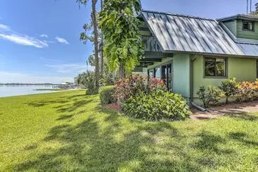 Mökkimajoitus Lakefront Home W/ Game Room, Kayaks, & Fire Pit