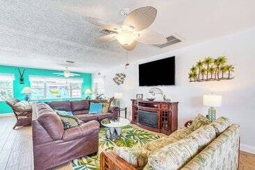 Vidéki Ház Colorful Canalfront Home Boat Dock, Deck, Kayaks