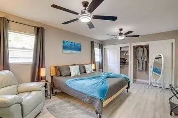 Mökkimajoitus Colorful Coastal Home W/ Pool, 6 Mi To Beach!