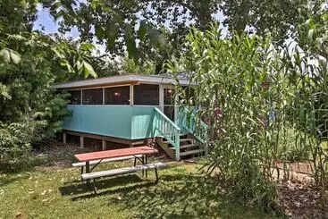 Mökkimajoitus Cozy Middle Bass Cabin W/ Grill & Lagoon Access!