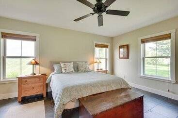 بيت ريفى Hardwick Family Farmhouse On Vast Snowmobile Trail