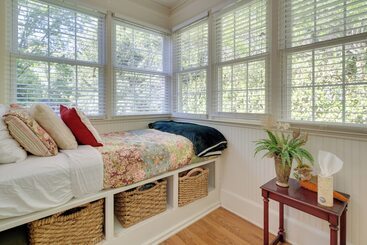 Le Canard  Cottage W/ Porch: 7 Mi To The Biltmore