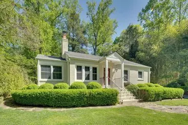 Le Canard  Cottage W/ Porch: 7 Mi To The Biltmore