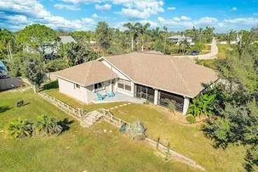 Mökkimajoitus Game Room & Deck: Spacious Home In St James City