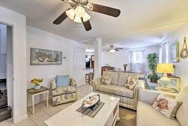 Dom wiejski Pcb Group Retreat W/ Deck, 1 Block To Beach!