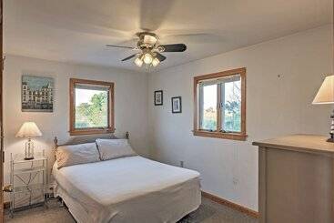 Quaint Coastal Cottage With Patio!