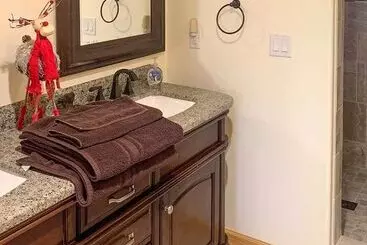 Mökkimajoitus Rustic Retreat W/ Deck: Steps From Lake Almanor!