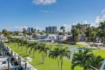 South Hutchinson Island Cottage W/ Beach Access!
