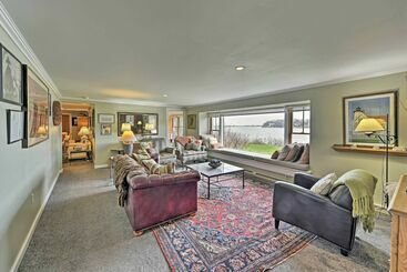 קוטג'' Waterfront Vineyard Haven Home Near Main Street!