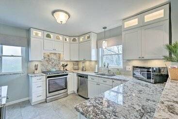 קוטג'' Bright & Spacious Cincinnati Retreat W/ Hot Tub!