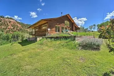 Mökkimajoitus Direct Hiking Access: Riverfront Dolores Home!