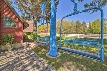 Mökkimajoitus Peaceful Farmhouse W/ Fire Pit: Near Town & Lake!