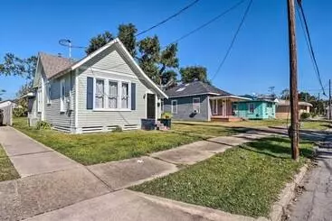 Lake Charles Cottage W/ Fireplace & Yard!