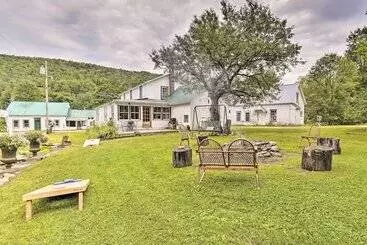 Mökkimajoitus Rustic Roxbury Ski Farmhouse With Trails!