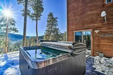コテージ Spacious Evergreen Home W/ Hot Tub & Deck!