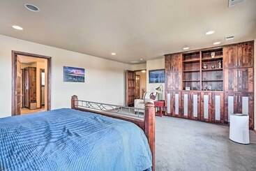 Kır Evi Upscale Laramie Home W/ Hot Tub & Patio!