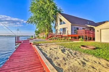 Mökkimajoitus Waterfront Saginaw Bay Retreat W/ Grill & Yard!