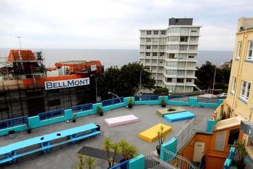 Noah S Bondi  Hostel