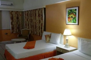 هتل Pineapple Court