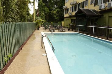 هتل Pineapple Court