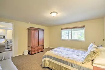 Mökkimajoitus Anderson Island Retreat W/ Lakefront Deck & Canoe!