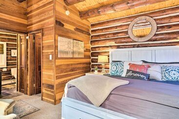 Dom wiejski Classic Colorado Log Home W/ Mountain Views!