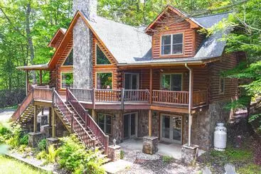 Mökkimajoitus Hike, Fish & Golf: Burnsville Retreat W/ Deck!