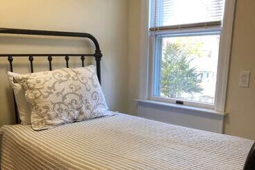 بيت ريفى Kennebunk Home W/ Yard < 1 Mile To Dock Square!