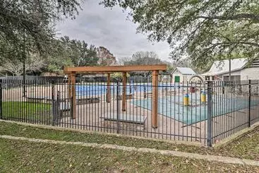 Mökkimajoitus Peaceful Austin Home W/ Private Backyard!