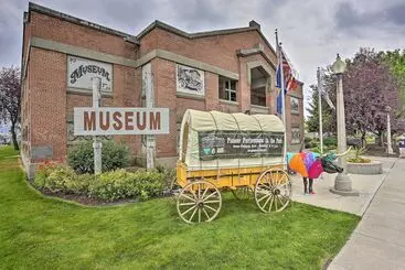 Mökkimajoitus Pet Friendly Baker City Escape W/ Private Yard!
