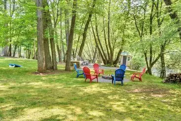 Mökkimajoitus Riverfront Hayesville Retreat: Fishing & Kayaking!