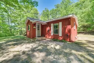 Mökkimajoitus Rose City Cabin W/ Fire Pit & Lake Access