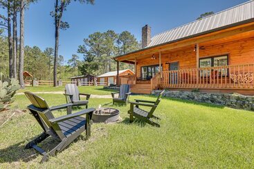 Vakantiehuisje Spacious Alabama Retreat Deck, Grill & Fire Pit!