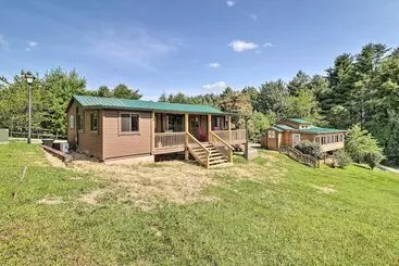 Mökkimajoitus Grill & River Access: Tiny Cabin In Sparta!