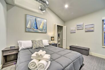 별장 Sunny Clawson Home W/ Yard Walk To Main St!