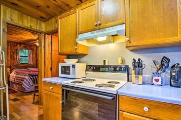 קוטג'' Tellico Plains Cabin   25 Acres, Backyard Creek!