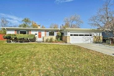 کلبه Updated Colorado Springs Home W/ Yard & Mtn Views