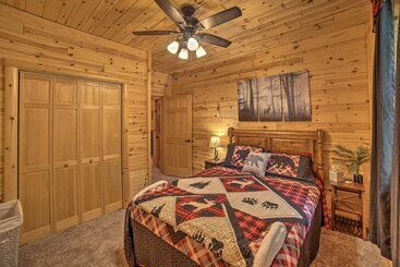 별장 Updated Manistique Log Cabin, Yard & Fire Pit